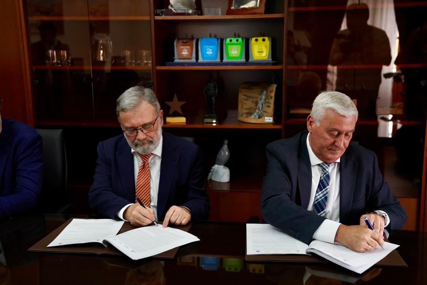 El director de ERP SL, Idalécio Matias Rodrigues, y el consejero de Medio Ambiente y Naturaleza de Melilla, Daniel Ventura Rizo, en el acto de firma del acuerdo.