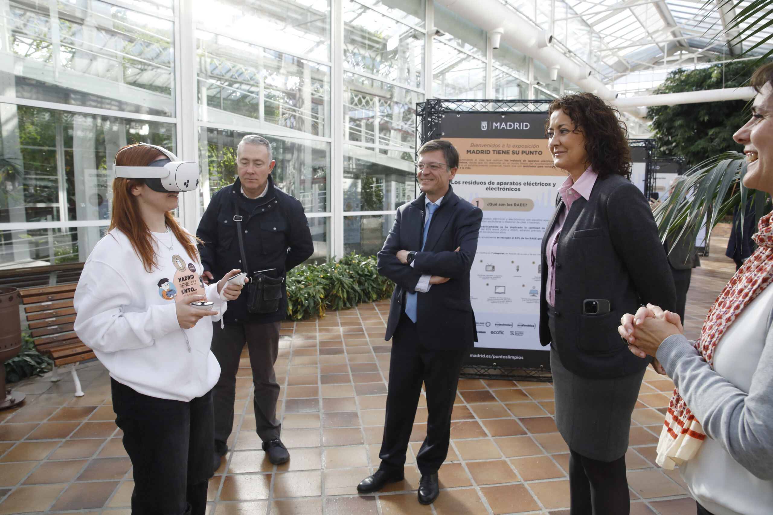 Representantes del Ayuntamiento de Madrid en la exposición de Madrid tiene su punto
